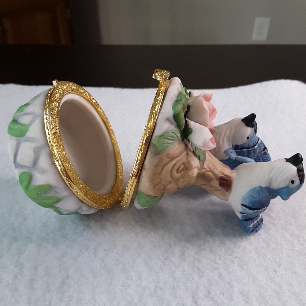Trinket box vintage. Blue Jay figurines on top of box. Collectible. - Picture 3 of 11